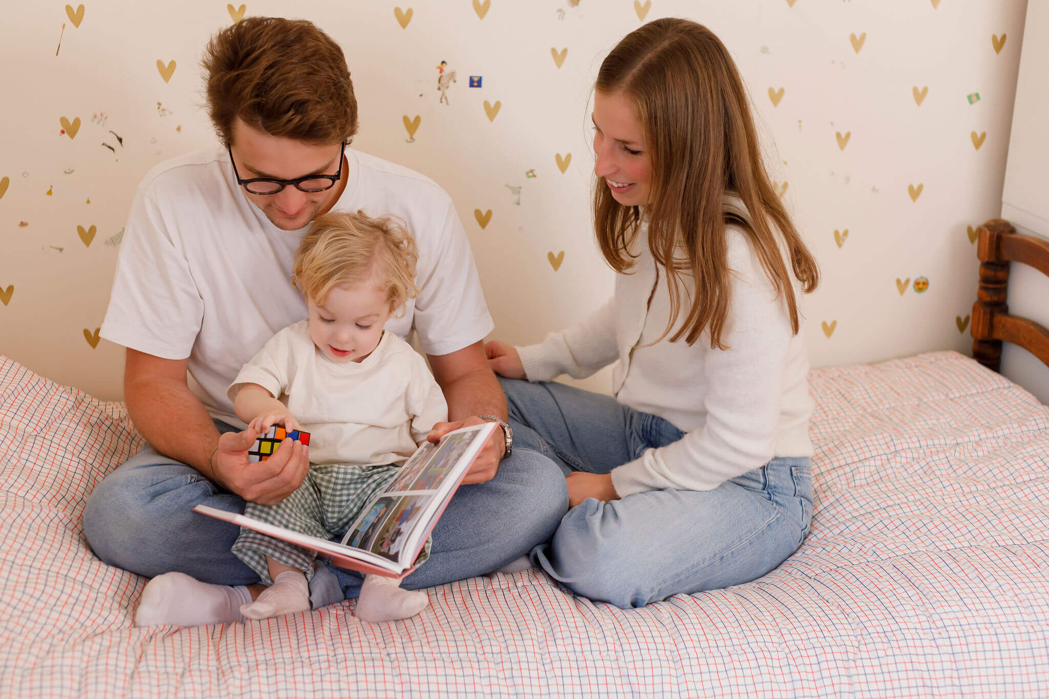 Grand-parent et enfant feuilletant un album photo de famille ensemble