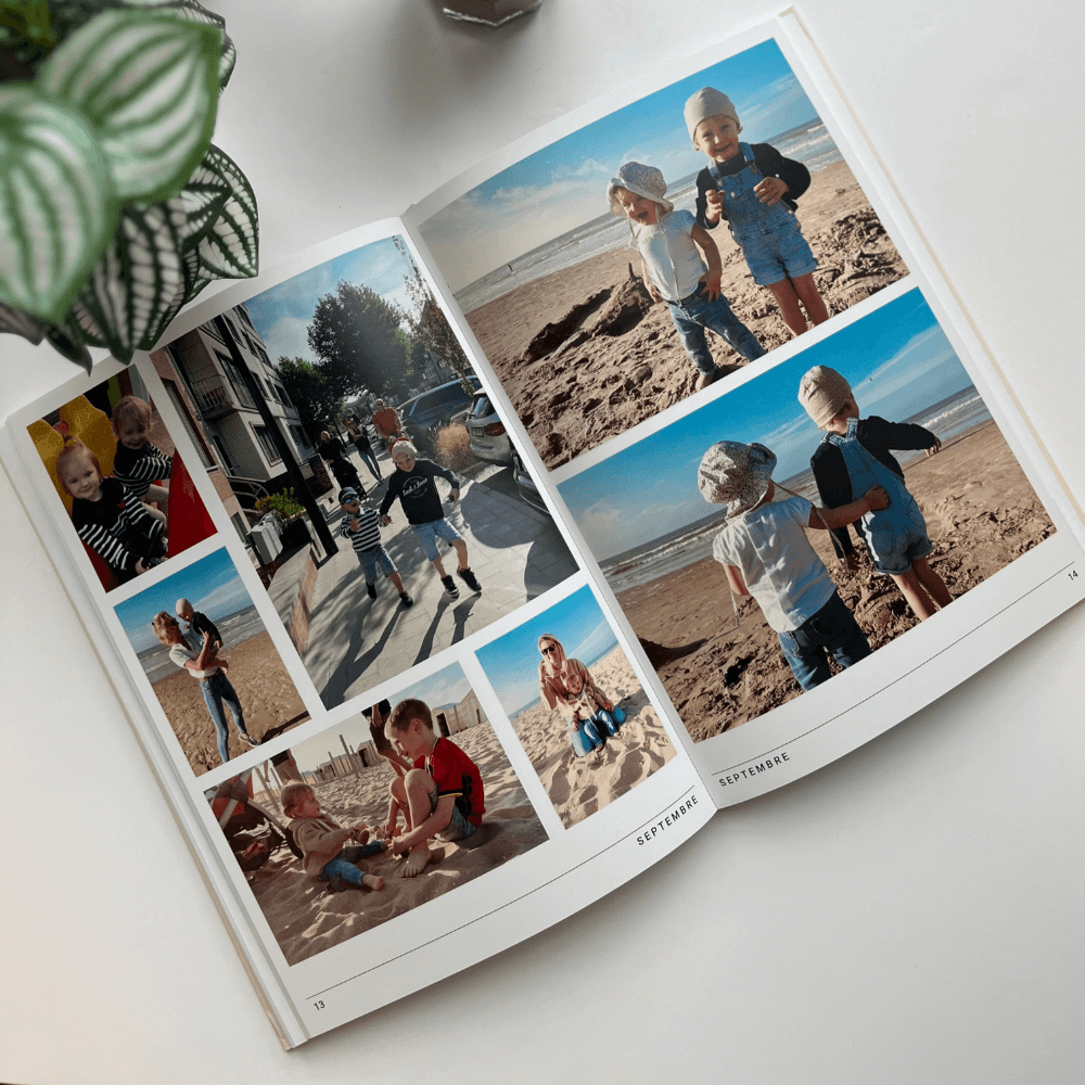Album Annuel Tribu ouvert avec les souvenirs et photos de famille
